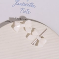 Macro-opname van witte strikjuweelcomponenten met parelglans voor DIY-oorbellen - Wit