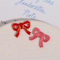 Makroaufnahme roter Schmetterlingsschleifen-Anhänger mit Goldglitzer für DIY-Schmuck - Rot