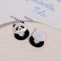 Dettaglio del ciondolo panda in acrilico con finitura perlata e base in acetato nero - Stile Panda