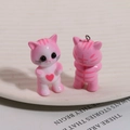Dettaglio fronte e retro di ciondoli in resina gatto 3D rosa con piccoli cuori - Rosa (Senza Perno)