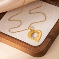 Détail du pendentif cœur avec gravure 'HEART OF GLASS' sur une fine chaîne dorée - Collier 'HEART OF GLASS' (0823)