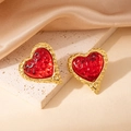 Detalle de pendientes en forma de corazón con piedra roja y acabado en oro martilleado - Corazón Martillado Piedra Roja Pendiente 1983