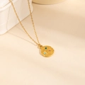 Dettaglio della collana dorata in acciaio inossidabile con gemme colorate a stella - Stile Strass Stella Colorata Rotonda (0874)