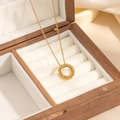 Dettaglio del ciondolo a nido d'ape dorato con piccole gemme su seta e legno scuro - Stile Anello Strass Nido d'Ape (0870)