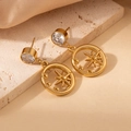 Detail van gouden ster oorbellen met zirkonia op steen en satijnen achtergrond - Witte Zirkonia Achtpuntige Ster Stijl (2009)