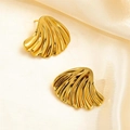 Élégantes boucles d'oreilles ailes dorées en éventail avec texture sur fond de soie - Clous d'Oreilles Coquillage en Éventail à Texture Rayonnante (0146) / Or