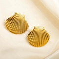 Boucles d'oreilles ailes en acier titane doré avec texture striée style éventail - Clous d'Oreilles Coquille Saint-Jacques à Texture Rayonnante (0143) / Or