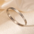 Bracelet jonc en acier titane argenté avec motif à carreaux élégant et fermoir sécurisé - Carreaux / Or blanc