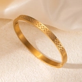 Detalle de la pulsera de acero inoxidable bañada en oro de 18k con diseño de damero - Estilo de Rejilla