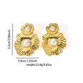Vue détaillée de boucles d'oreilles tournesol dorées avec pétales texturés et perle - Fleur Plissée à Double Perle Dégradée (E0687)