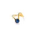 Macro di un anello a fascia ondulata in oro 18K con gemma naturale blu incastonata - Stile Occhio di Gatto Blu Scuro (TYR1230)