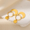 Dettaglio di orecchini a luna placcati in oro 18k su un supporto in pietra bianca - Stile Cerchio a Semicerchio (0047)