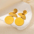 Dettaglio di orecchini geometrici in oro 18k su superficie di marmo bianco liscio - Stile Disco a Forma Umana (0049)