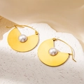 Dettaglio di orecchini a ventaglio dorati con perla bianca su sfondo in pietra materica - Stile Perla Artificiale a Semicerchio (0051)