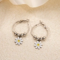 Dettaglio di orecchini a cerchio in argento con ciondoli a margherita e perline metalliche - Stile Fiore con Perline Oro Platino (0057)