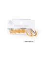 Dettaglio di tre paia di orecchini in acciaio inossidabile dorato con stelle e rose - Set Stella Fiore (0467)