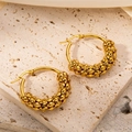 Dettaglio di orecchini placcati oro 18k con trama a perline su base in pietra naturale - Stile Tondo Cavo (0074)