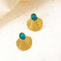 Dettaglio di orecchini a lobo irregolari in oro 18k con intarsio in turchese e trama rigata - Stile Turchese a Forma di Ventaglio (0147)