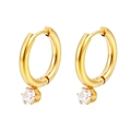 Dettaglio di orecchini a cerchio placcati oro 18k con zirconi tondi incastonati a griffe - Oro
