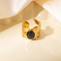 Detail of 18k gold plated steel ring with leaf texture and oval black stone inlay - Leaf Texture Black Gemstone Adjustable Style (TYR1500)