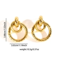 Vue détaillée des boucles d'oreilles dorées en acier titane avec diamètre de 3,88 cm - Boucles d'oreilles à Trous Rainurés à Triple Boucle (TYE0770)