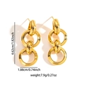 Détail de boucles d'oreilles anneaux imbriqués dorés mesurant 4,62 cm de haut et 1,88 cm - Boucles d'oreilles Goutte Multi-Anneaux (TYE0761)