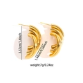 Détail macro de créoles dorées à triple torsion avec spécifications de taille exactes - Boucles d'oreilles Torsadées Tubulaires Triples (TYE0760)