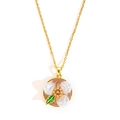 Vue détaillée du pendentif floral doré avec pétales de perles et pierre orange centrale - Style Perle à Trois Pétales Doré (TYGN0224)