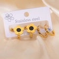 Ensemble de boucles d'oreilles fleurs et anneaux dorés en acier inoxydable sur soie - Ensemble Décoration Noire Fleur à Cinq Pétales (TYE0430)