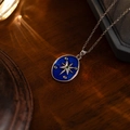 Dettaglio del pendente stella vintage con smalto blu e bussola d'argento su legno - Collana Bussola Stellata - Argento