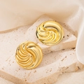 Dettaglio macro di orecchini a spirale dorati su uno sfondo di pietra minimalista - Stile Tondo Texturizzato (0538)