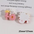 Détail macro du charm dragon floqué rose 25x27mm avec lingot d'or et caractère Fu - Bébé Dragon Bénédiction de la Chance (5#)