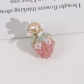 Dettaglio macro di gioielli fragola fatti a mano con perle rosa e foglie verdi - Fragola Perla Rosa