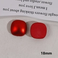 Détail d'accessoires carrés en acrylique rouge mat 18 mm montrant l'avant et l'arrière - Carré