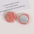 Détail macro de boutons en peluche rose de 25mm avec base en métal pour accessoires DIY - Rose