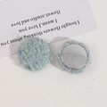 Gros plan de boutons en tissu tweed bleu clair de 25 mm avec base en métal pour bijoux DIY - Bleu clair