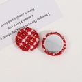 Vue macro de boutons en tissu tweed rouge 25mm avec texture tissée et base métal - Style Rouge et Blanc