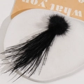 Elegante spilla di piume nere con pompon morbido e lunghe nappe su piedistallo di pietra - Nero