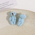 Detail von zwei hellblauen Plüschbären-Anhängern mit weißen Kordeln für DIY-Schlüsselanhänger - Blau