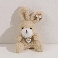 Dettaglio di peluche coniglio sherpa con collana di perle e cuore di strass - Coniglio Chiaro