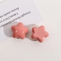 Gros plan de breloques étoiles en résine rose brillant pour bijoux DIY et artisanat - Rose Clair