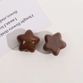 Comparaison de breloques étoiles en résine marron foncé brillantes et mates pour bijoux DIY - Café Foncé