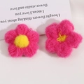 Handgestrickte Puffy-Blumen-Brosche in leuchtenden Farben für DIY-Haarschmuck - Rosenrot