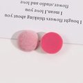 Dettaglio macro di due toppe tonde in resina floccata rosa per gioielli e accessori DIY - Rosa