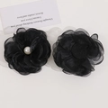 Dettaglio di accessori per capelli con fiori in rete nera a strati e perla sintetica - Nero