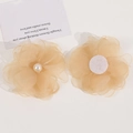 Dettaglio di fermagli per capelli a fiori in rete con perla e base in tessuto DIY - Albicocca