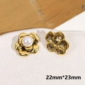 Dettaglio fronte e retro del ciondolo a fiore 22mm con perla e texture incisa - Stile Fiore Perla Oro