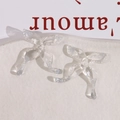 Macro-opname van transparante vlinderbedeltjes van hars met glitter en pareldetails - Vlinderontwerp / Wit