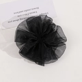 Dettaglio macro di un grande accessorio per capelli floreale in mesh nero plissettato - Nero
