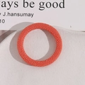 Detailansicht eines 5 cm korallenfarbenen DIY-Harzreifens mit körniger Oberflächenstruktur - Groß / Orange